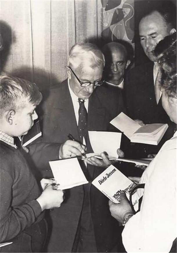Rudolf Kinau signiert sein Buch „Dörte Jessen“ in Nordenham. Der niederdeutsche Autor war der jüngere Bruder des Schriftstellers Gorch Fock.