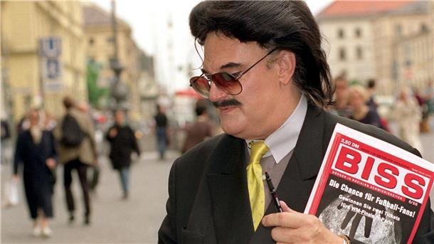 Rudolph Moshammer verkauft auf dem Odeonsplatz das Straßenmagazin „Biss“. Jenseits des Rummels kümmerte sich der Modezar um Obdachlose.