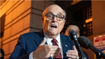 Rudy Guiliani, Ex-Anwalt von Donald Trump, wurde über seine Anklage im Verfahren um Wahlbetrug informiert.