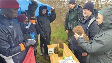 Rüdiger von Lemm (rechts), erklärt der Jugendgruppe, wofür Moos nützlich ist und wie Torf entsteht.