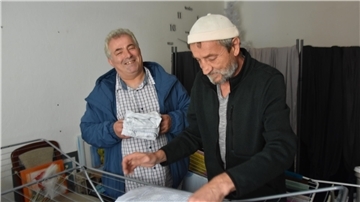 Ruhi Urgulu (links) hat mit Kazimierz Kosakowski einen neuen Mitarbeiter in seinem Betrieb.