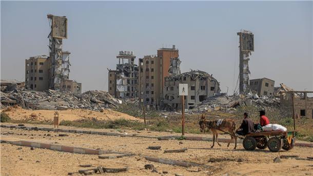 Ruinen von Gebäuden, die bei israelischen Angriffen im zentralen Gazastreifen zerstört wurden.