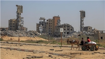 Ruinen von Gebäuden, die bei israelischen Angriffen im zentralen Gazastreifen zerstört wurden.