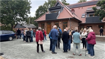 Rund 100 Bürgerinnen und Bürger nutzten die Gelegenheit, sich über das sanierte Gebäude zu informieren.