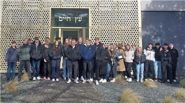 Rund 100 Schüler aus Zeven und der Umgebung fuhren kürzlich nach Hannover, um dort das Haus der Religionen, die liberale jüdische Gemeinde und die islamische Gemeinde der Masjid-el-Ummah Moschee zu besuchen.