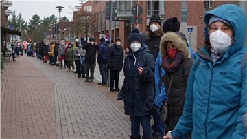 Rund 1000 Personen haben nach Polizeiangaben am Sonnabend in Cuxhaven Niedersachsens längste Menschenkette gebildet, um für Respekt und Menschenwürde zu demonstrieren.