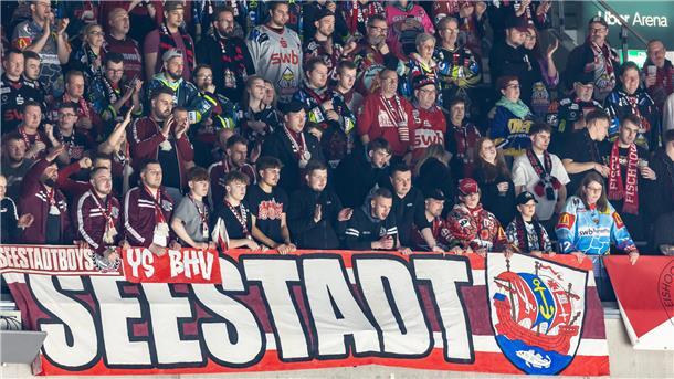 Rund 1.000 Pinguins-Fans reisten am Freitag mit nach Berlin und unterstützten das Team laustark. Die Schlachtrufe hallten immer wieder durch die Berliner Arena.