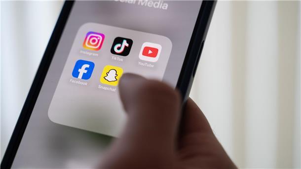 Tiktok und Co: Wissenschaftler sorgen sich um Teenager Rund 1,3 Millionen Kinder und Jugendliche in Deutschland haben laut einer Studie bei sozialen Medien ein problematisches bis pathologisches Nutzungsverhalten. (Foto Illustration)