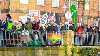 Rund 1300 Menschen demonstrieren am vergangenen Wochenende in Rotenburg gegen Rechtsextremismus.