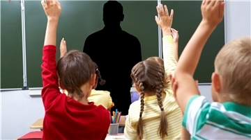 Schüler melden sich im Unterricht. 