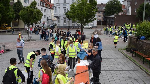 Rund 150 Müllsammler haben in Geestemünde dabei geholfen, die Straßen von Dreck zu befreien. Start- und Zielpunkt für die Müllsammel-Aktion war der Konrad-Adenauer-Platz. Ausgestattet wurden die Helfer dort mit Handschuhen, gelben Westen und Müllzangen. Danach ging es in Gruppen los.
