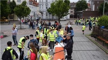 Rund 150 Müllsammler haben in Geestemünde dabei geholfen, die Straßen von Dreck zu befreien. Start- und Zielpunkt für die Müllsammel-Aktion war der Konrad-Adenauer-Platz. Ausgestattet wurden die Helfer dort mit Handschuhen, gelben Westen und Müllzangen. Danach ging es in Gruppen los.