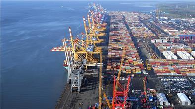Rund 1,7 Kilometer ist die Kaje des Containerterminals in Wilhelmshaven lang. Weitere 1,8 Kilometer Kaje sollen im Norden entstehen plus entsprechender Terminalfläche.