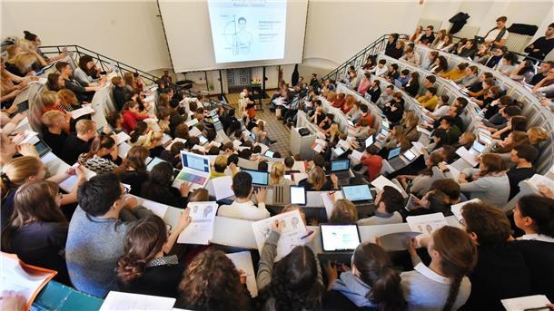 Deutschland zieht immer mehr ausländische Studierende an Rund 17 Prozent aller 2,87 Millionen Studierenden in Deutschland kommen laut Statistischem Bundesamt aus dem Ausland. (Archivbild)
