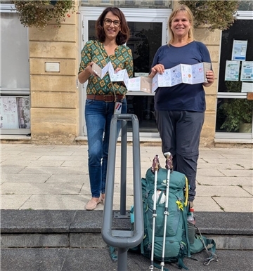 Rund 1.700 Kilometer hat die Bremervörderin Nina Baucke (rechts) bereits in den Beinen auf dem Weg ins spanische Santiago de Compostela. In Sainte-Foy-la-Grand, Partnergemeinde des Landkreises Rotenburg, traf sie Bürgermeisterin Christelle Guionie.