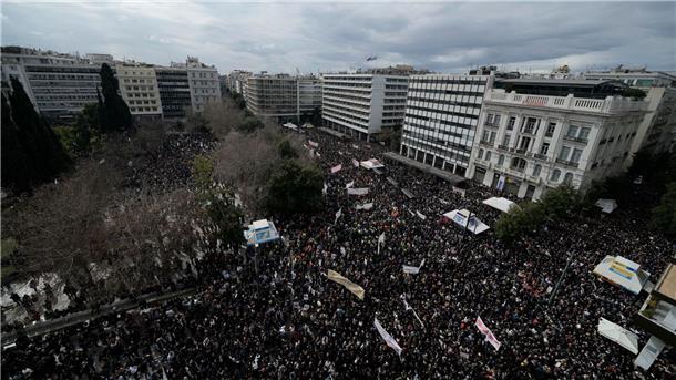 Rund 170.000 Menschen gingen allein in Athen auf die Straße.