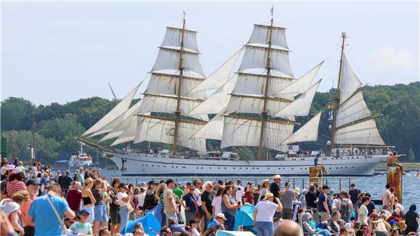 Rund 170.000 Menschen haben die Windjammerparade der Kieler Woche verfolgt.