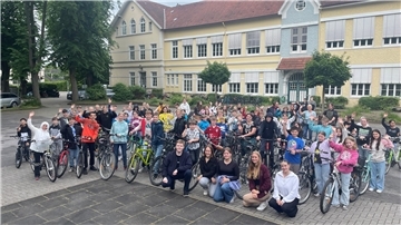 Schülergruppe mit Rädern