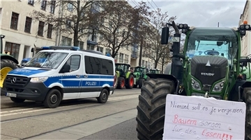 Rund 200 Teilnehmer seien vor Ort gewesen. Sie hätten ihre Maschinen rund um den Veranstaltungsort geparkt und Feuer angezündet.
