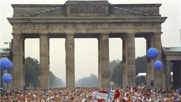Rund 25.000 Läuferinnen und Läufer waren 1990 beim Marathon durch das vereinte Berlin dabei.