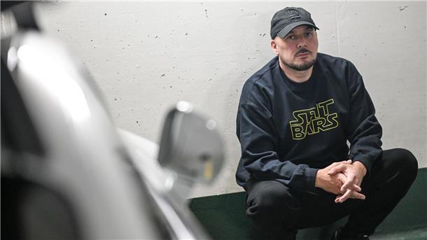 Rund 30 Jahre im Rapgeschäft, 50 Jahre alt – und trotzdem Kool Savas klingt auf „Lan Juks“ so frisch, als hätte er gerade erst angefangen.