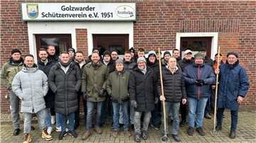 Rund 30 Männer stehen vor dem Vereinsheim des Golzwarder Schützenvereins in Brake.