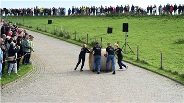 Rund 300 Kilo ist solch ein Strohballen schwer.