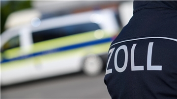 Zollbeamte bei einer Kontrolle von Schwarzarbeit.  Rund 50 Beamte des Hauptzollamts Bremen führten Kontrollen in Gastronomie, Einzelhandel und weiteren Branchen durch. 
