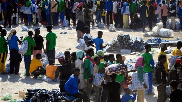 Tausende Migranten auf Lampedusa: Anspannung und Erschöpfung Rund 6800 Migranten halten sich zurzeit im Erstaufnahmelager auf Lampedusa auf.