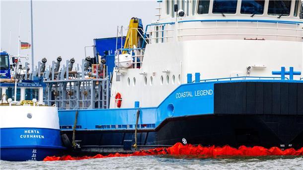 Fortschritte bei Ölbekämpfung in Cuxhaven Rund um das Schiff errichteten die Einsatzkräfte Ölsperren.