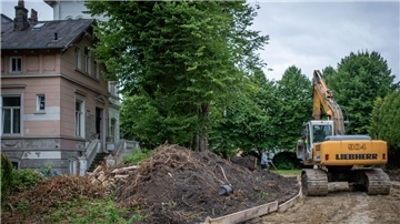 Ein Bagger legt die Baustraße im Park der Villa Schlotterhose an der Bremerhavener Weserstraße an.