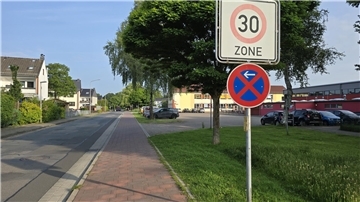 Vor der Grundschule am Hinschweg in Langen gibt es eine Tempo-30-Zone und es herrscht absolutes Halteverbot.