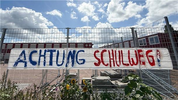 Sicher zur Schule kommen Rund um Schulen sollen Autofahrer besonders auf Kinder achten, die zu Fuß oder mit dem Rad unterwegs sind.
