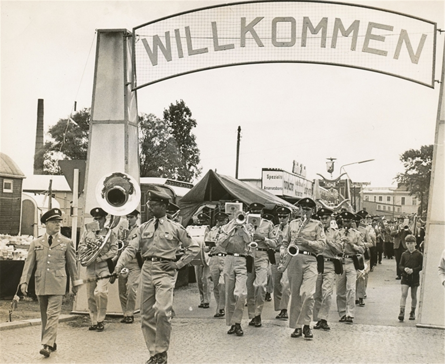 Rundgang mit Musik: Die 61st Army Band führte 1963 mit Pauken und Trompeten über den Ami-Markt.