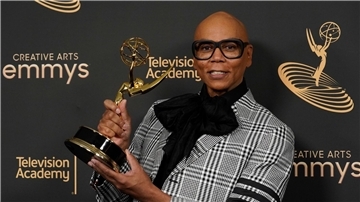 RuPaul zeigt seinen Preis für die herausragende Moderation einer Reality- oder Wettbewerbssendung, den er 2022 erhielt.