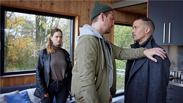 Rupert (Barnaby Metschurat, r) provoziert einen Zeugen, um seiner neuen Kollegin, Polizeianwärterin Jessi Jaminski (Sofie Eifertinger) zu imponieren. 