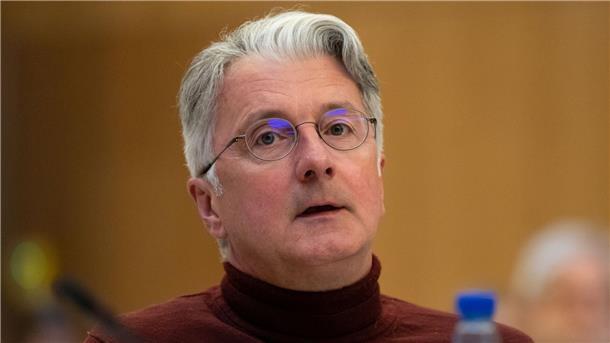 Rupert Stadler, ehemaliger Vorstandsvorsitzender der Audi AG, sitzt im Sitzungssaal des Landgericht München.