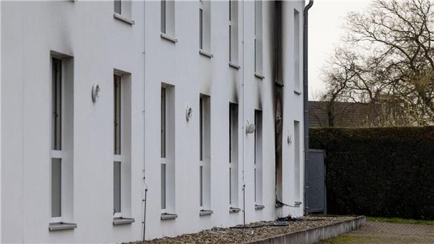 Vier Menschen sterben bei Brand in Seniorenheim Ruß- und Brandspuren an der Fassade des Seniorenheims in Bedburg-Hau.