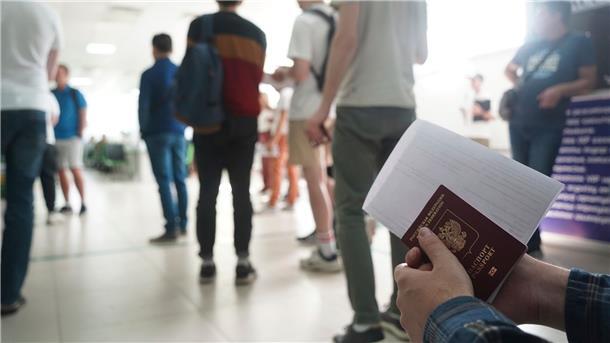 Russen warten in einem Behördenzentrum in Almaty, um eine persönliche Identifikationsnummer für Kasachstan zu erhalten.