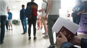 Russen warten in einem Behördenzentrum in Almaty, um eine persönliche Identifikationsnummer für Kasachstan zu erhalten.