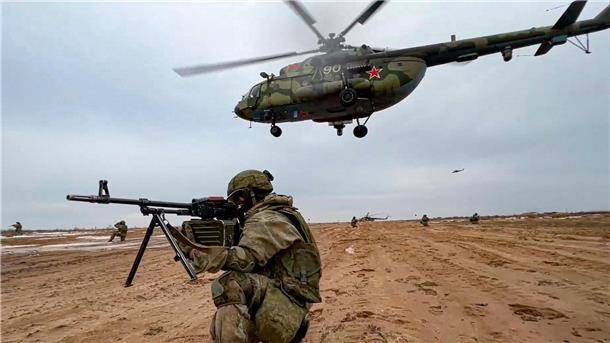 London sieht hohe Verluste bei russischer Elite-Einheit Russische Marineinfanteristen während der Militärübungen „Union Courage-2022“ zwischen Russland und Belarus auf dem Truppenübungsplatz Obuz-Lesnovski unmittelbar vor Kriegsbeginn im letzten Jahr.