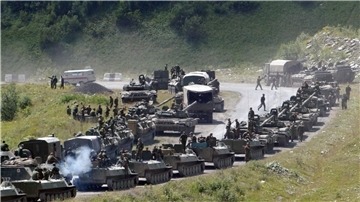 Russische Panzer fahren am 9. August 2008 nach Zchinwali, die Hauptstadt von Georgiens abtrünniger Region Südossetien.