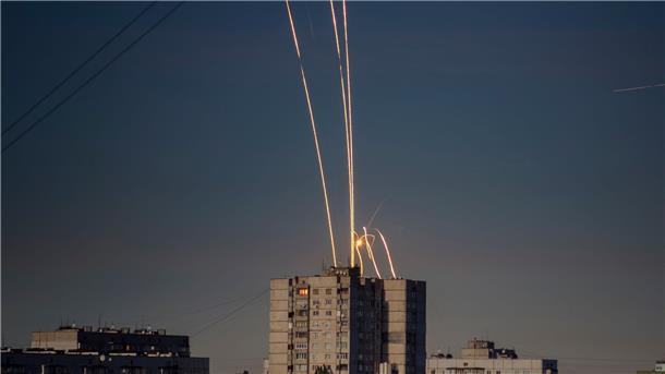 Lawrow verteidigt Angriffe auf ukrainische Infrastruktur Russische Raketen werden der Region Belgorod aus auf die Ukraine abgefeuert.