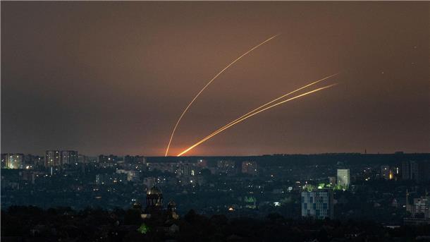 US-Institut rechnet mit Zunahme russischer Angriffe Russische Raketen werden von der Region Belgorod aus auf die Ukraine abgefeuert.