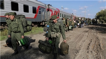 Russische Rekruten besteigen nach Putins Teilmobilmachung einen Zug im Bahnhof von Prudboi in der Region Wolgograd.