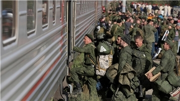 Russische Rekruten steigen auf einem Bahnhof in der russischen Region Wolgograd in einen Zug (Archivbild).