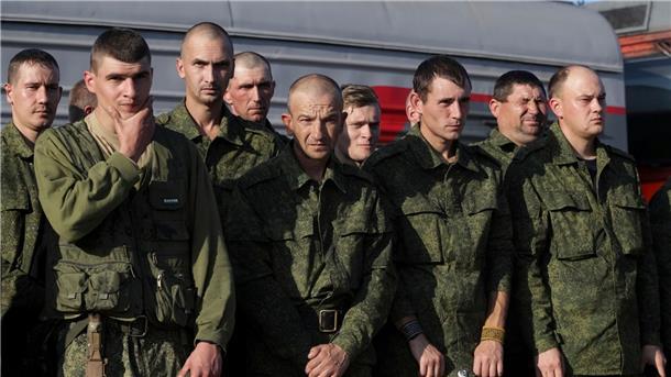Russisches Militär kann Front in Ukraine nicht stabilisieren Russische Rekruten warten auf einem Bahnhof in der Region Wolgograd auf einen Zug.