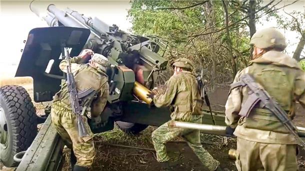 3770 Euro Sold und Prämie: Moskau rekrutiert Einwanderer Russische Soldaten bereiten sich auf den Abschuss einer 152,4-mm-Haubitze des Typs Msta-B vor, die an einem nicht genannten Ort in der Ukraine stationiert ist.