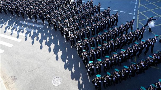 Krieg gegen die Ukraine: So ist die Lage Russische Soldaten marschieren in Moskau zum Roten Platz, um an einer Generalprobe für die Militärparade zum Tag des Sieges teilzunehmen.