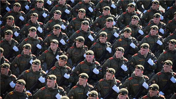 Russische Soldaten marschieren während einer Militärparade durch Moskau. Medienberichten zufolge werden in der Söldnereinheit „Redut“ Scharfschützinnen und Bedienerinnen von Drohnen angeworben.